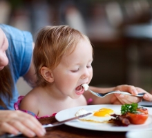 Quais alimentos os pais devem evitar que seus filhos consumam na infância?